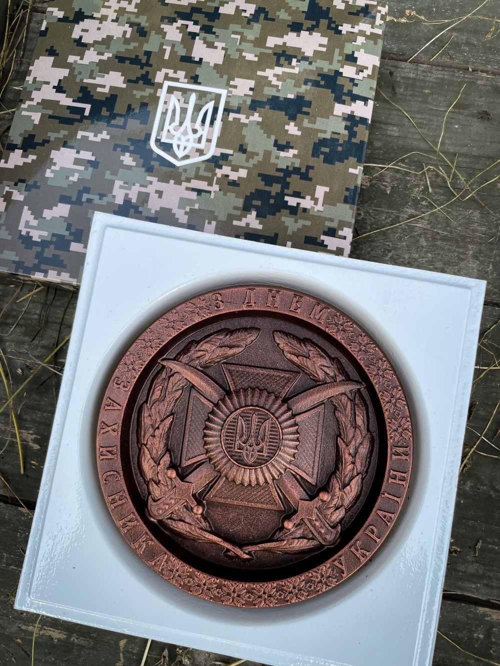 Шоколадная кокарда к празднику 1 октября